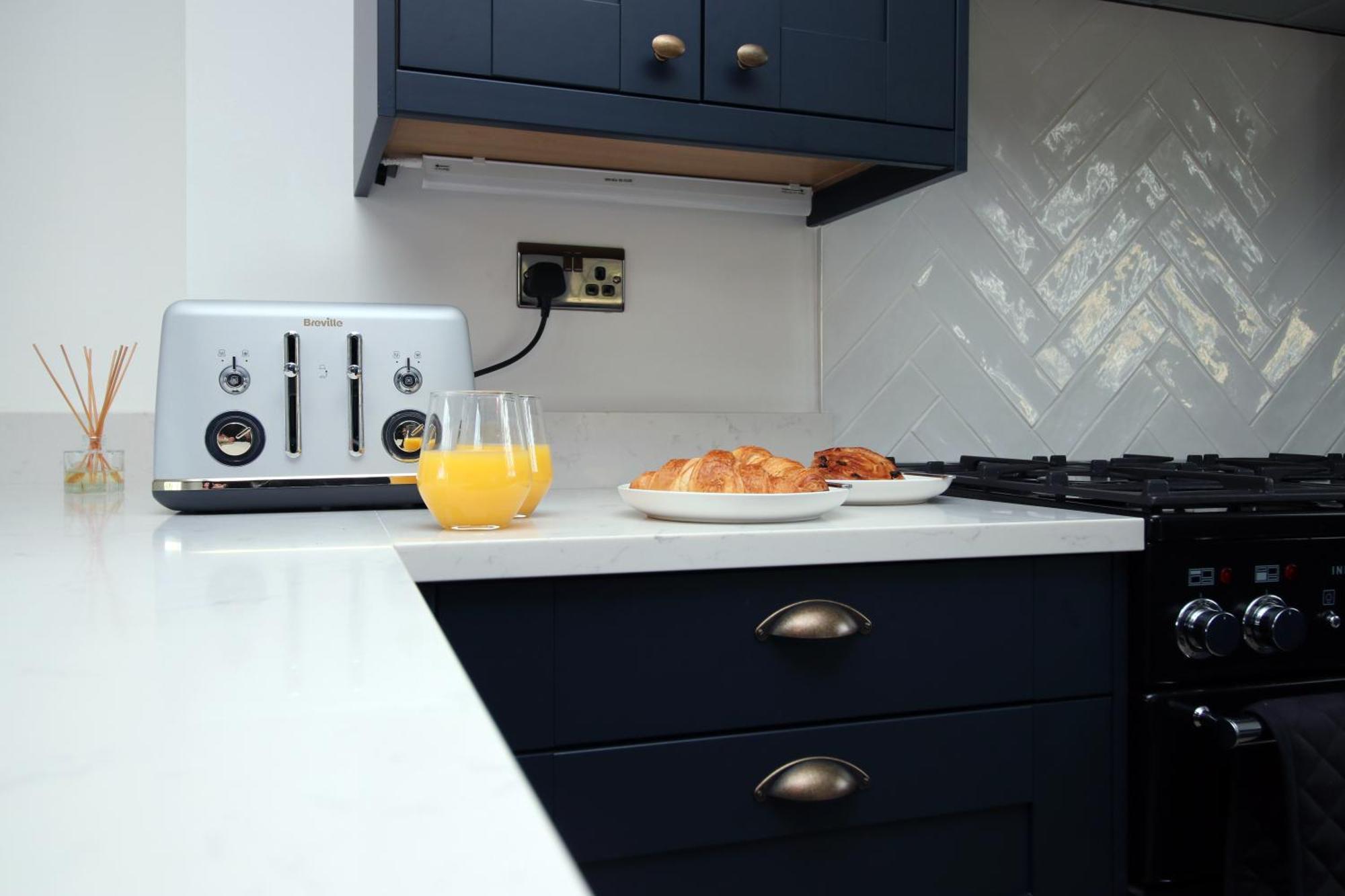 Stylish Home In Bath With Driveway Parking, 10Min From City Buitenkant foto