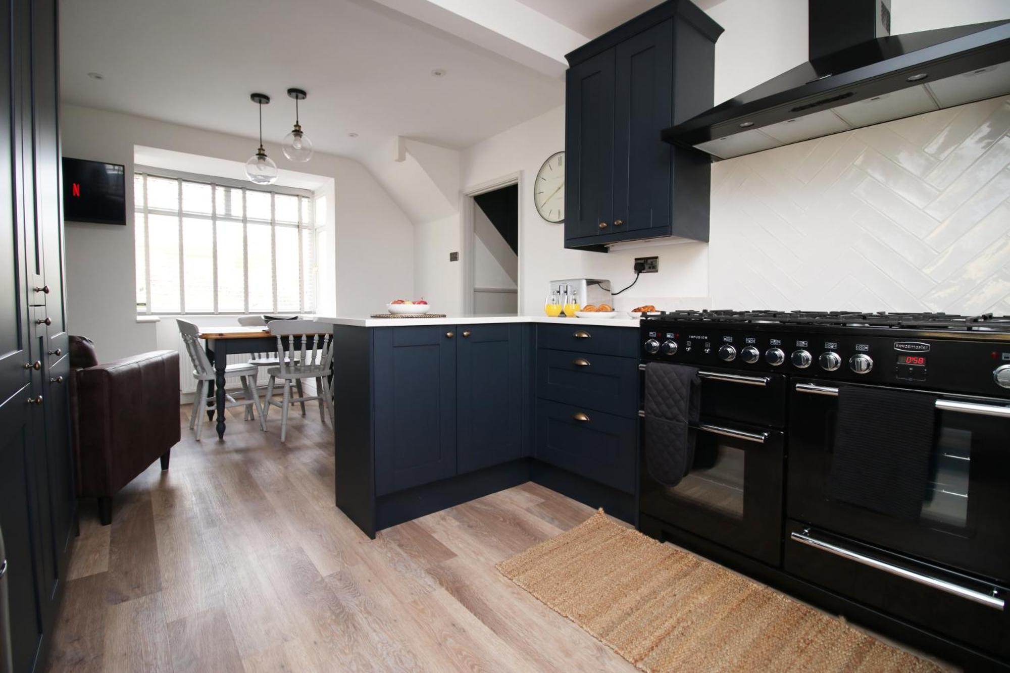Stylish Home In Bath With Driveway Parking, 10Min From City Buitenkant foto